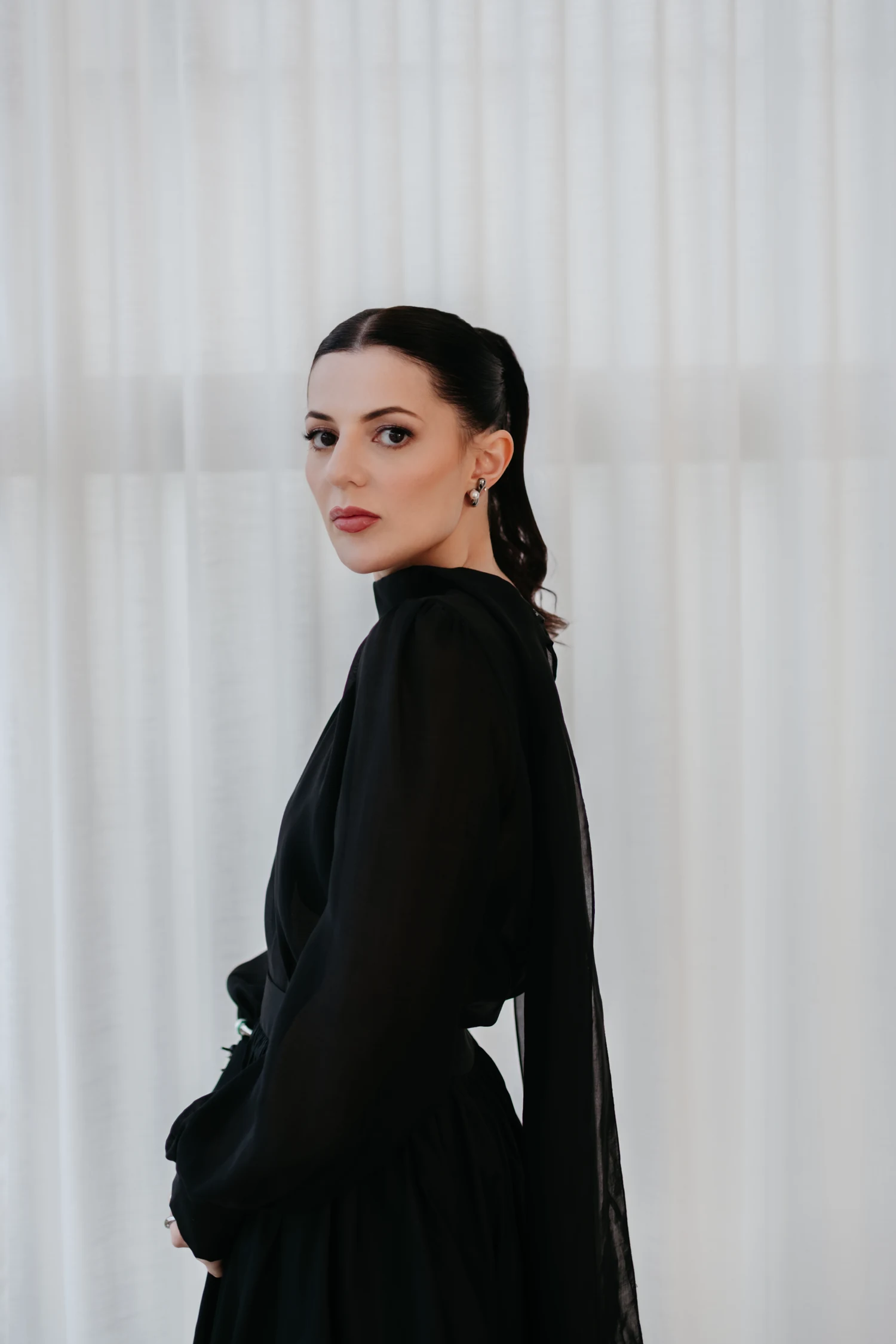 Dra. Lhuana Delmondes em fotografia editorial original com traje preto